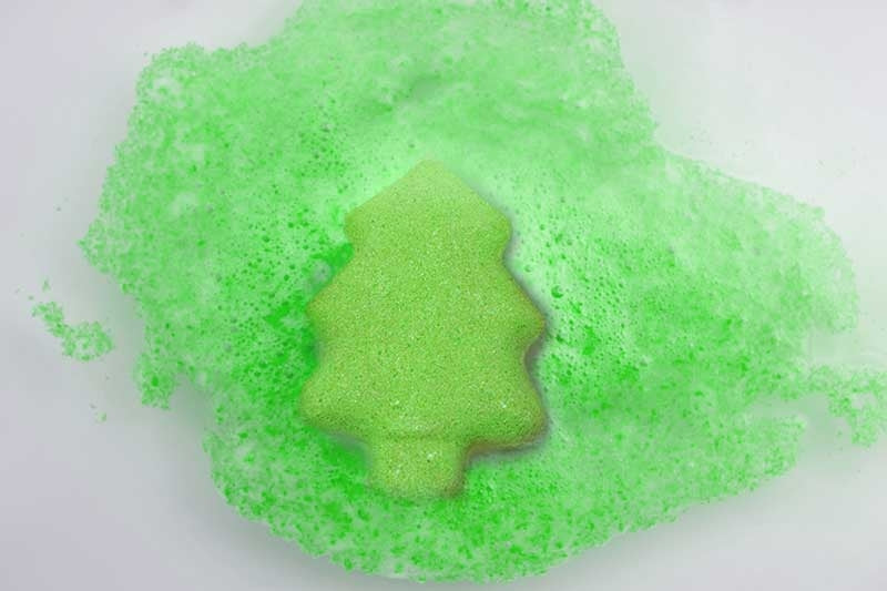 Zimpli Kids Christmas Baff Bombz – Pack of 12 Festive Bath Bombs (4 Fun Shapes) | Skin Safe & Biodegradable